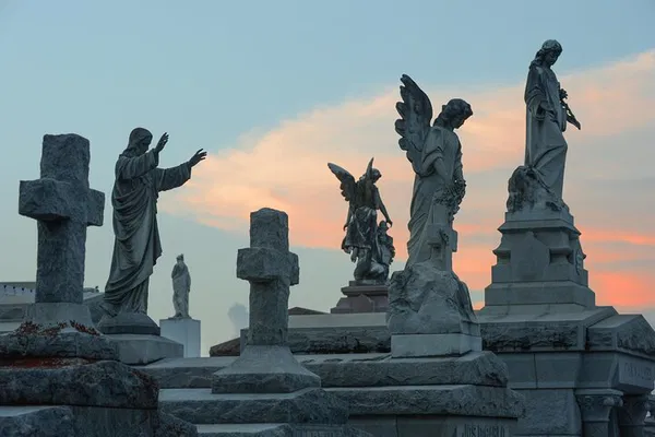 Unearth New Orleans' Intriguing Past: St. Louis Cemetery No. 3 Walking Tour