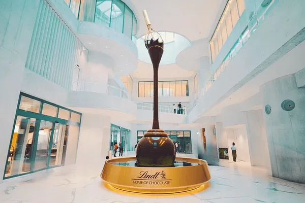 Lucerne: Lindt Chocolate Tour with Photoshoot & Pickup