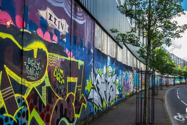 Uncover Belfast's History: Political Murals & Peace Walls Tour