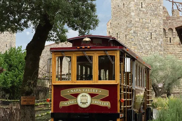 Napa Valley Wine Trolley Castle Tour: Tastings & Lunch
