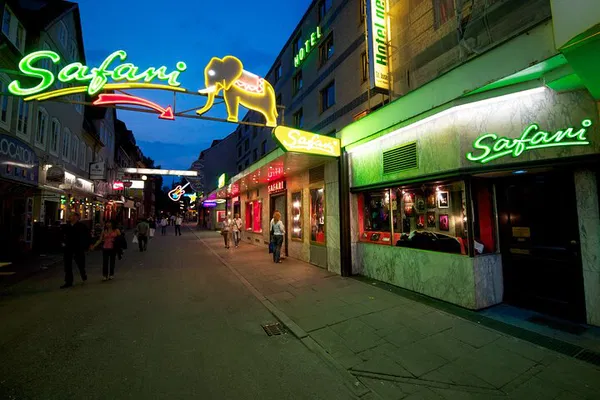 Hamburg's Sinful Safari: Explore St. Pauli's Secrets & Fish Roll Delights!