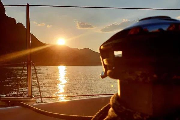 Sunset Sailing Escape: Lake Como's Prosecco Dream