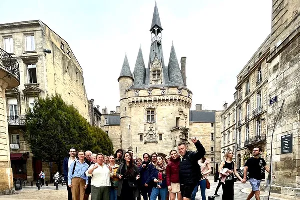 Bordeaux Free Tour: Wine Included!