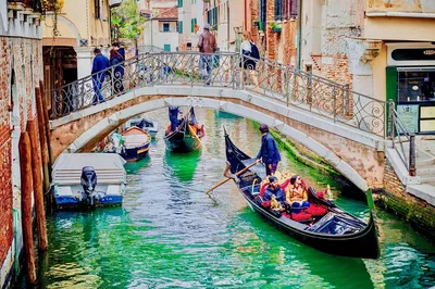 Venice Immersion: Walking Tour & Gondola Serenade