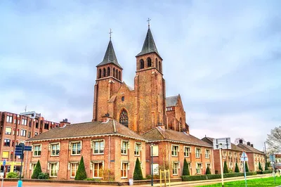 Effortless Amsterdam-Arnhem Private Transfer: Travel in Comfort & Style