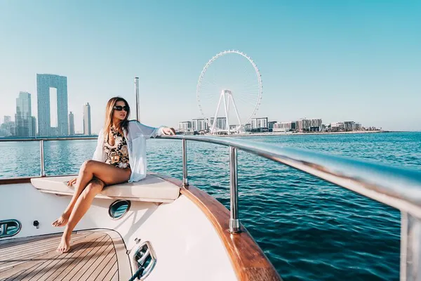 Dubai Marina Yacht Tour: 1-Hour Luxury Coastal Cruise