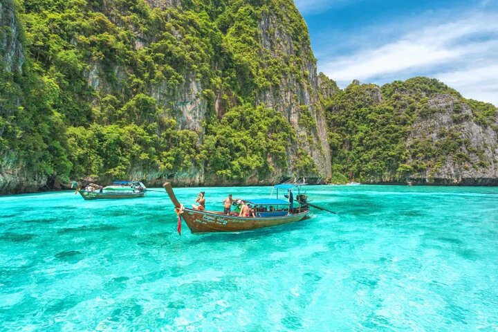 Phuket's Paradise: Explore Phi Phi & Bamboo Islands by Speedboat!