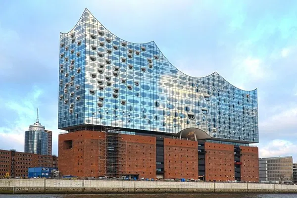 Explore Hamburg's Historic Warehouse District: A Free Walking Tour