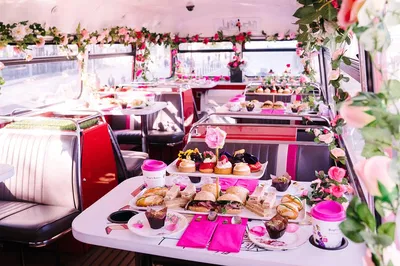 London's Tea Bus Tour: Sights & Bites!
