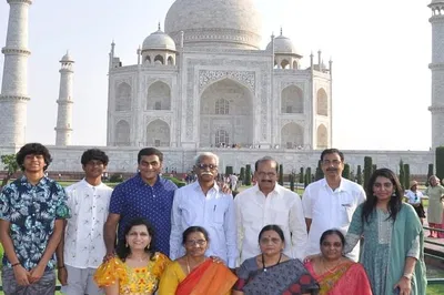 Unveiling Agra's Majesty: A Whirlwind Taj Mahal & Fort Tour with Luxurious 5-Star Lunch