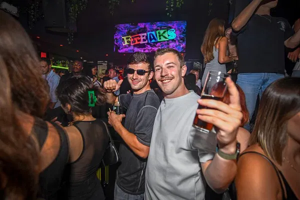 Amsterdam Pub Crawl: Free Shots & VIP Club Entry!