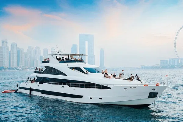 Dubai Superyacht: Gourmet, Drinks & Harbour Views