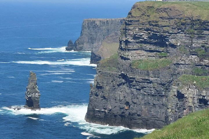 Unforgettable Journey: Cliffs of Moher & Bunratty Castle Transfer Tour
