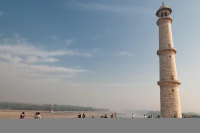 Witness Sunrise Splendor: Taj Mahal Tour from Delhi