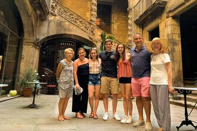 Barcelona's Authentic Private Tour: Tapas, Wine & Passionate Flamenco!