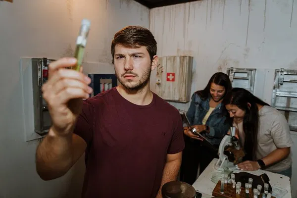 Vaccine: Zombie Cure Escape - Test Your Survival Skills!