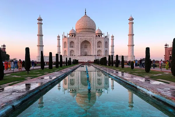 Explore the Taj Mahal Virtually: An Immersive Online Tour with a Local Expert