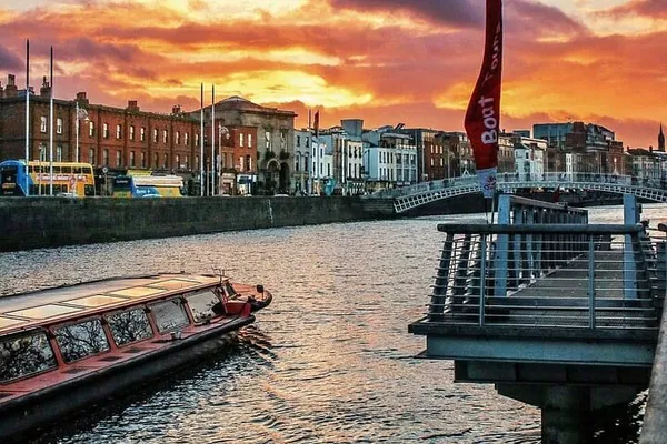 Dublin River Liffey Cruise: Sightseeing with Local Guide