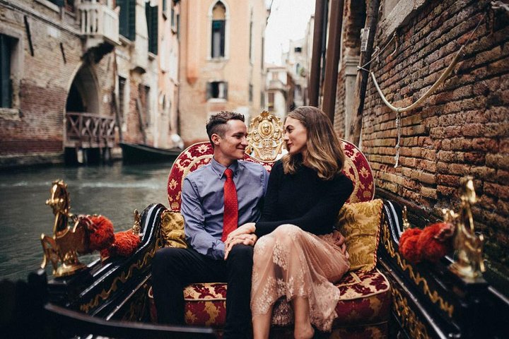 Venice Romance: Private Gondola Ride & Photo Session