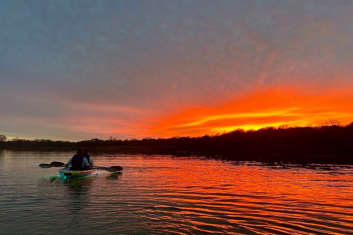 Sunset Kayak Adventure: Grapevine Lake's Glowing Waters