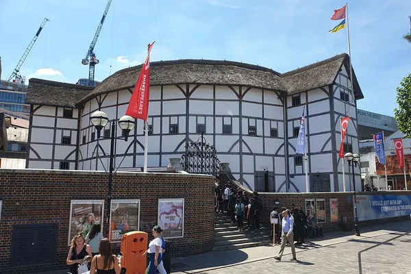 London's Bawdy Borough: Booze, Brothels & Bard Walking Tour