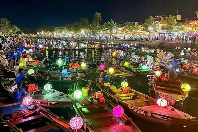 Hoi An's Enchanting Evening: Sampan Ride & Lantern Market