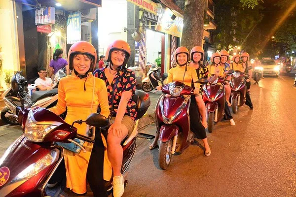 Hanoi Night Foodie Motorbike Tour Led by Women