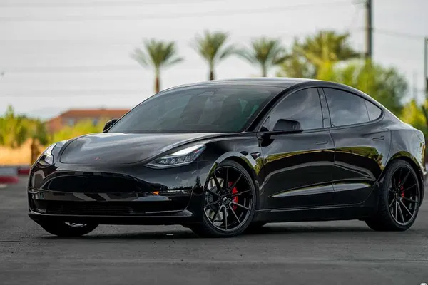 Stress-Free Airport Transfer: Phoenix Hotel to PHX in Electric Luxury