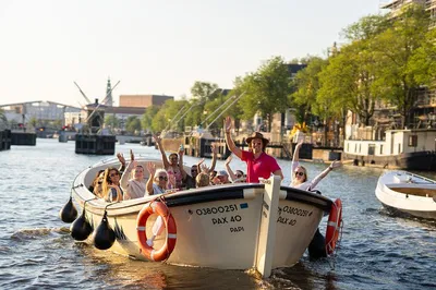 Amsterdam Canal Cruise: Sip, Sightsee & Savor Dutch Delights!