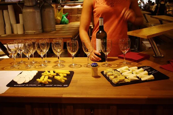 Bordeaux Market Tour: Wine & Food Brunch