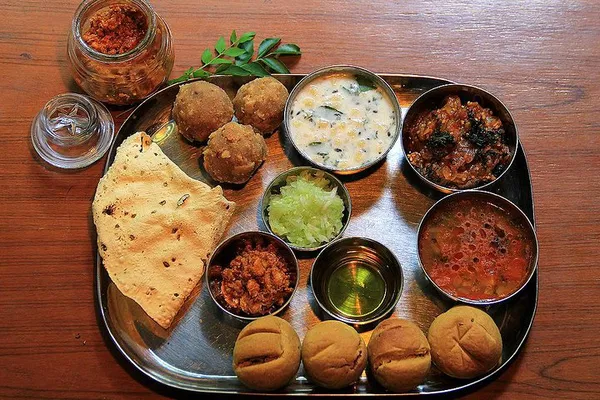 Experience Jaipur's Culinary Heart: A Traditional Indian Family Dinner