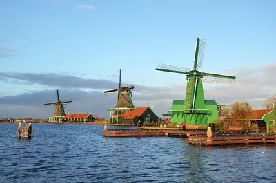 Explore Iconic Dutch Towns: Zaanse Schans, Volendam & More!