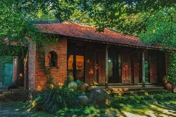 Step Back in Time: Vietnamese Costume Photoshoot at Dong Dinh Museum