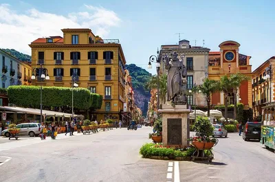 Stress-Free Naples/Sorrento Transfer: Ride in Luxury