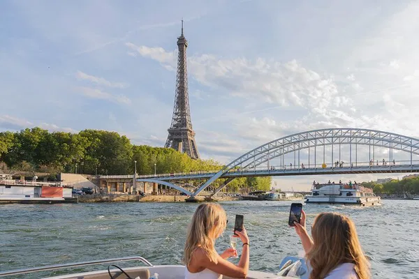 Parisian Elegance: Private Yacht Cruise on the Seine