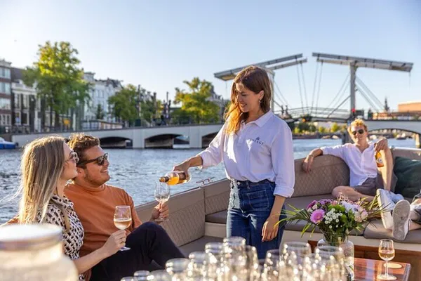 Amsterdam Canal Cruise: Snacks, Drinks & City Views