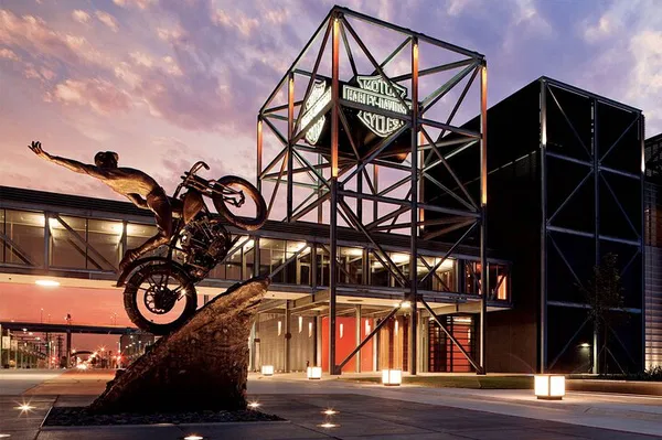 Autumn Splendor: Chicago, Milwaukee & Lake Geneva Foliage Tour