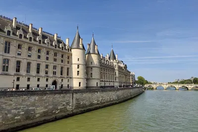Discover Paris in 4 Hours: A Private Indian Meal & City Tour