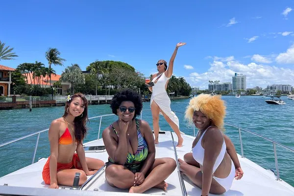 Miami Beach Yachting: Cruise in Style, Explore & Discover!