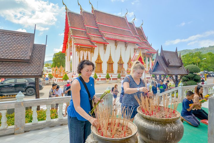 Phuket's Cultural Gems: Explore Temples & Iconic Landmarks!