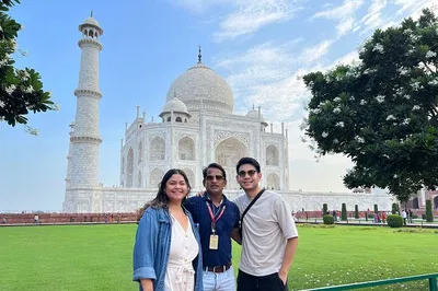 Taj Mahal Sunrise Tour: 5* Breakfast from Delhi