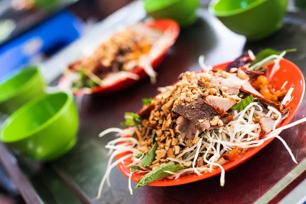 Hanoi Street Food Tour: 8 Tastings & Local Drink!
