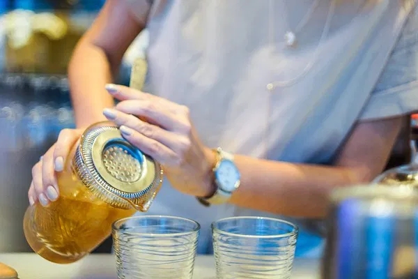 Mixology Magic: Craft Vietnamese Cocktails & Stories Online!