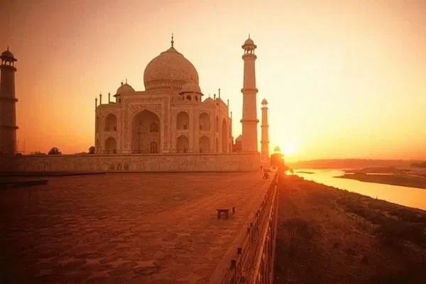 Taj Mahal Express: A Whirlwind Agra Adventure from Delhi