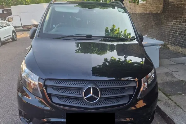 Seamless Seaport Transfer: Portsmouth to London Private Taxi