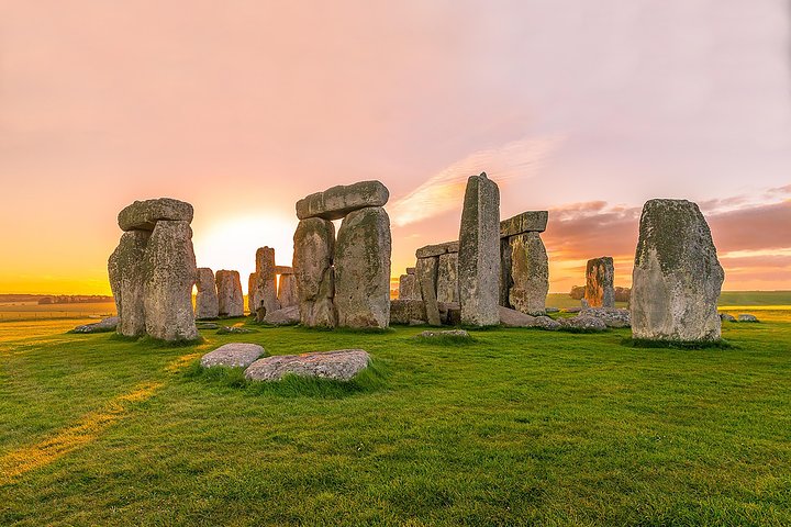Stonehenge, Avebury & Cotswolds: Small Group Tour
