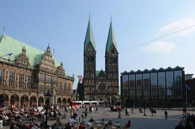 Discover Bremen's Heart: A Guided Walking Tour Through History & Tales