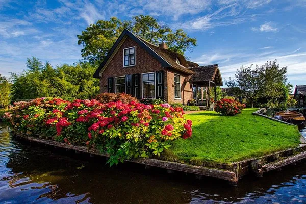 Giethoorn Day Trip with Canal Cruise from Amsterdam