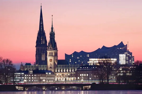Hamburg Old Town & WWII Tour: Walk Through History!