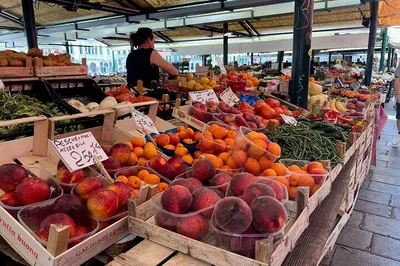 Venice Food Tour: Wine & Cicchetti Tasting near Rialto